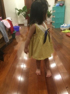 Váy cotton bé gái cổ nơ