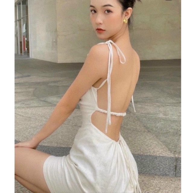 ĐẦM TRẮNG HỞ LƯNG ĐI BIỂN