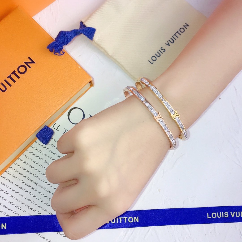 Vòng Tay Louis Vuitton Bằng Thép Titan Họa Tiết Chữ LV Sang Trọng Thời Trang