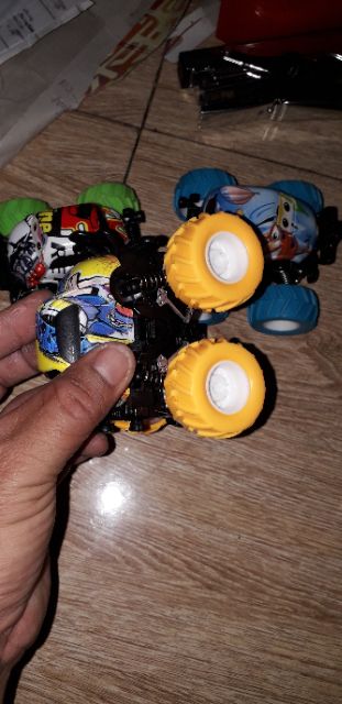 Xe mô hình chạy chớn bằng nhựa rất đẹp như hình chạy địa hình