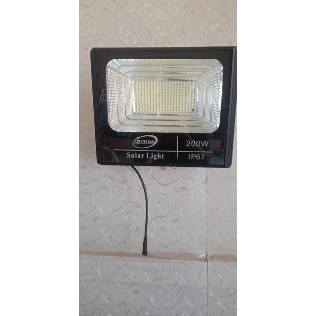 Đèn năng lượng mặt trời IZU 200W,thời gian sáng 10-14h,sạc chỉ 6h.