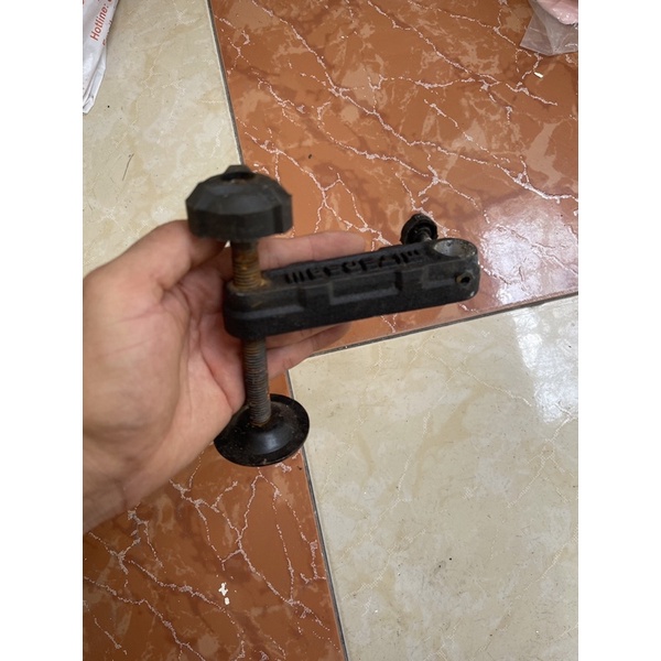 Tay kẹp phôi cố định vật liệu