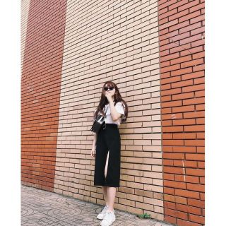 Chân váy midi xẻ tà màu đen