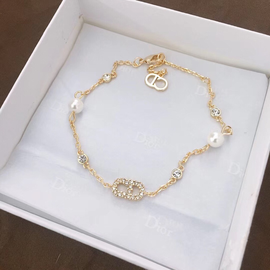 Vòng tay Dior đính ngọc trai và phụ kiện hình chữ đơn giản phong cách retro