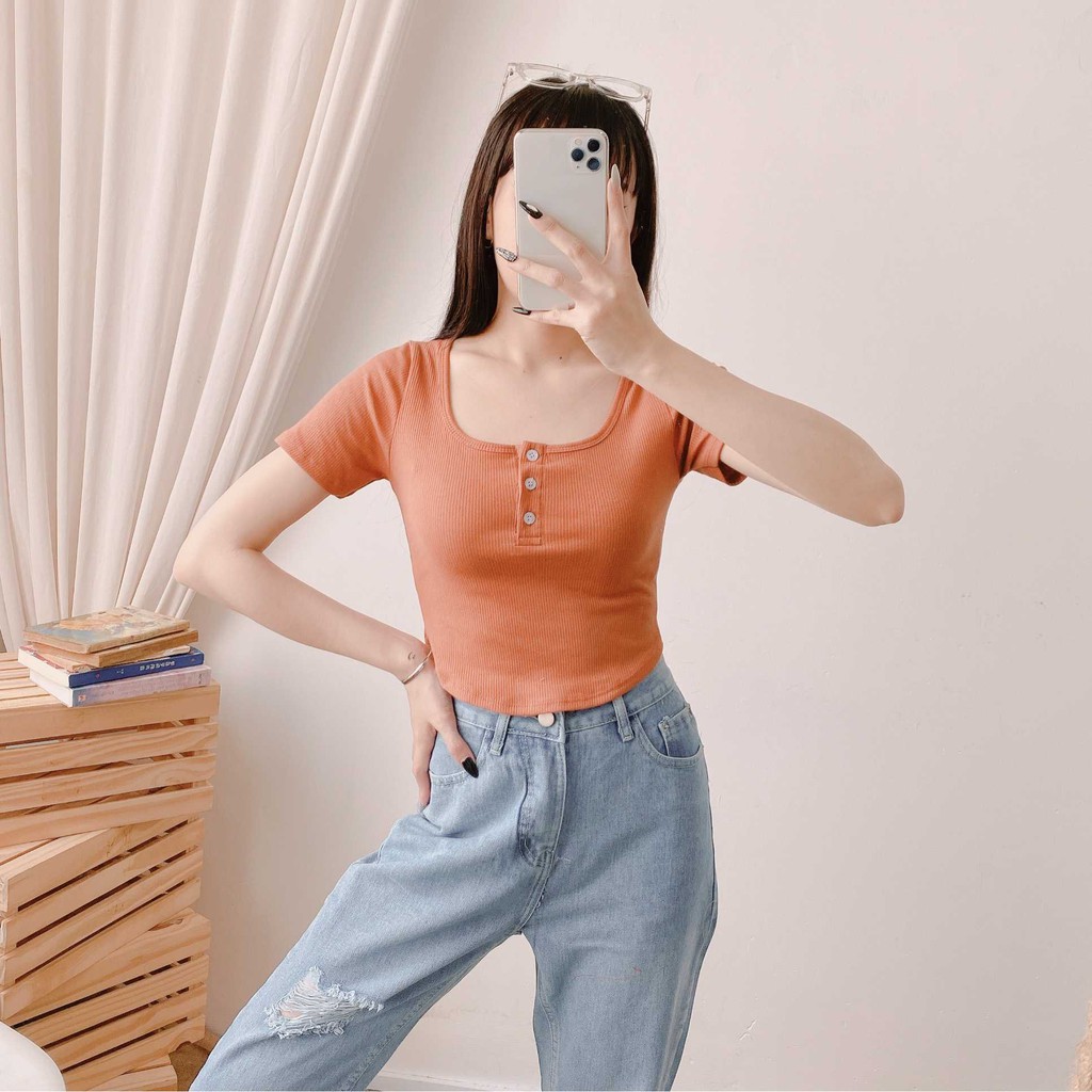 [Mã WASKT410K giảm 10K đơn 50K] Áo thun croptop cổ vuông hoa ngực Fmstyle Saigon 04TUT3724 (21TU01T373002) | BigBuy360 - bigbuy360.vn