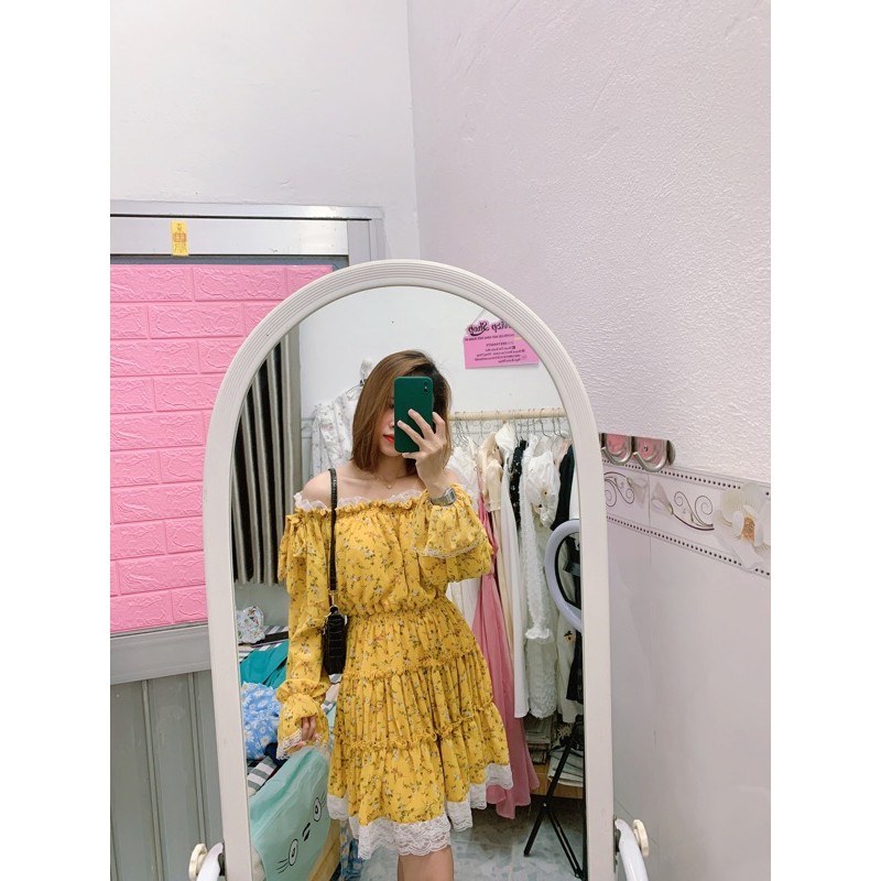 Đầm hoa vàng trễ vai tay dài phối ren ở cổ