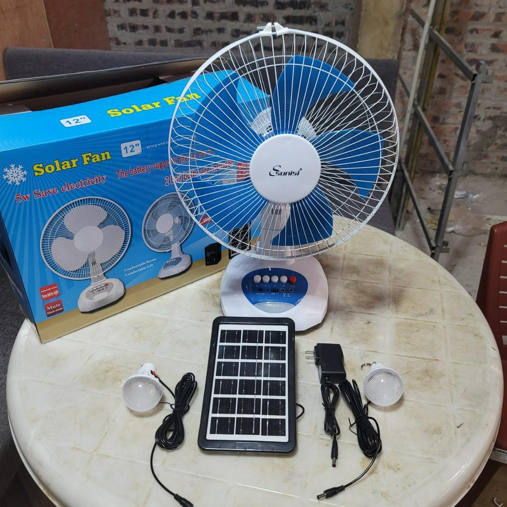Quạt Tích Điện Để Bàn 12 Inc Vừa Sạc Bằng Năng Lượng Mặt Trời Vừa Sạc Bằng Điện Lưới Tặng Kèm 2 Bóng Đèn