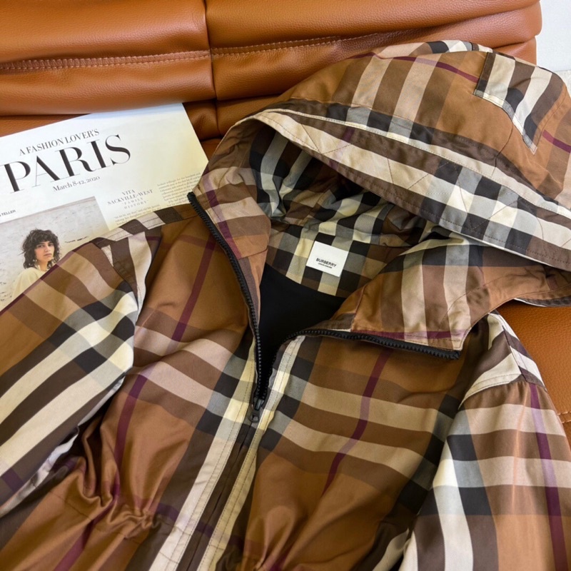 Áo khoác trench coat kẻ sọc cổ điển có dây rút ở eo thương hiệu Burberry 2022 cao cấp