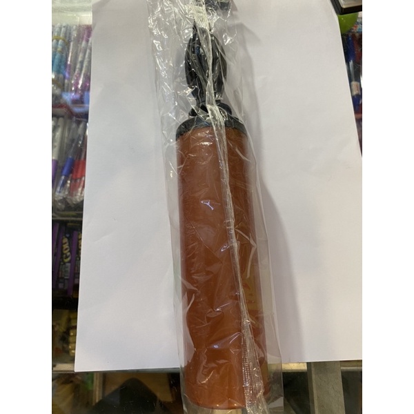 Bơm bong bóng bằng tay.