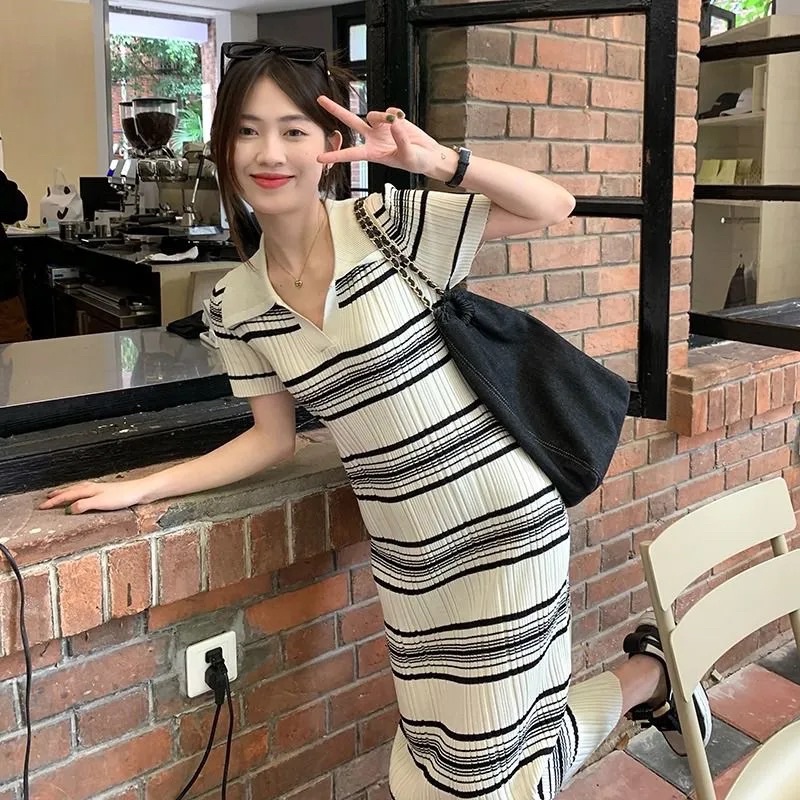 Váy Len Suông Nữ Cổ Polo Ngắn Tay Màu Kẻ Sọc Ngang Màu Trắng Đen Loại 1 Hàng Quảng Châu Cá Tính Năng Động Style Hàn Quốc