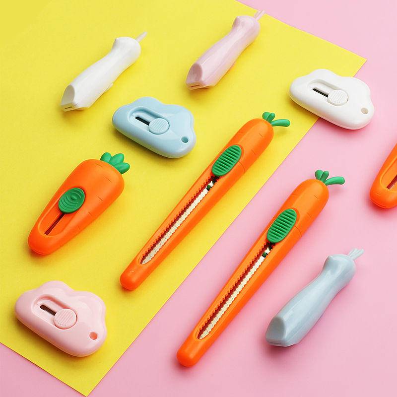 ⭐ iLado ⭐ Dao tiện ích dao mini Dao Rọc Giấy Bỏ Túi Mini hình dạng khác nhau móc khoá cute anime In Họa Tiết Hoạt Hình chất lượng cao Tiện Lợi Cuộn Rút dụng cụ mở thùng carton trang trí di động