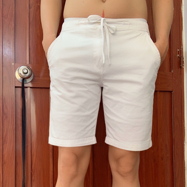 Quần short nam kaki trên gối co giản có khoá kéo.