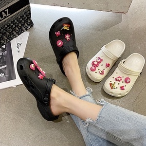 Dép cross hình họa gấu PUD hồng 2 black color trắng khuyến mãi kèm theo 12 jibitz cross