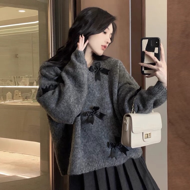 Áo len màu lông chuột đính nơ đen