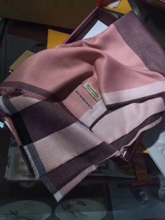 Khăn kẻ Burbery full box 300k có bill