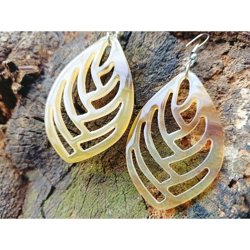 Bông tai nữ bằng sừng trâu tự nhiên hàng đẹp xuất đi châu Âu, không bị ăn tai