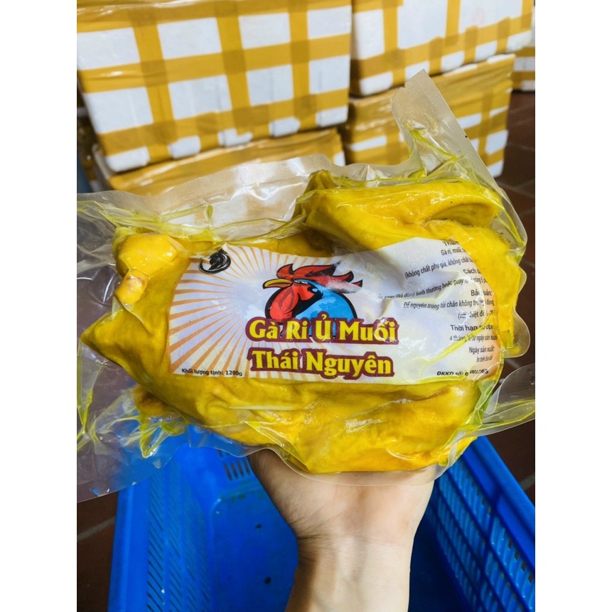 Gà ủ muối hoa tiêu nguyên con. Da giòn thịt dai. Gà kèm muối chấm tắc.