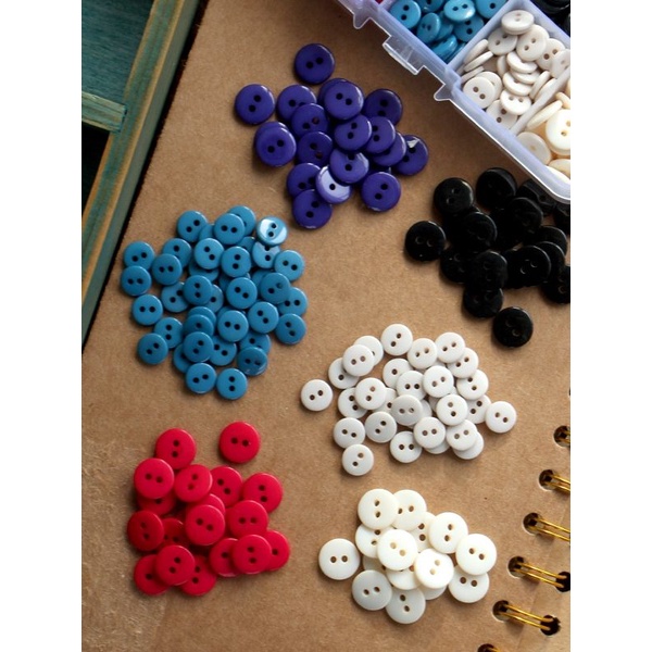 Nút áo nhiều màu