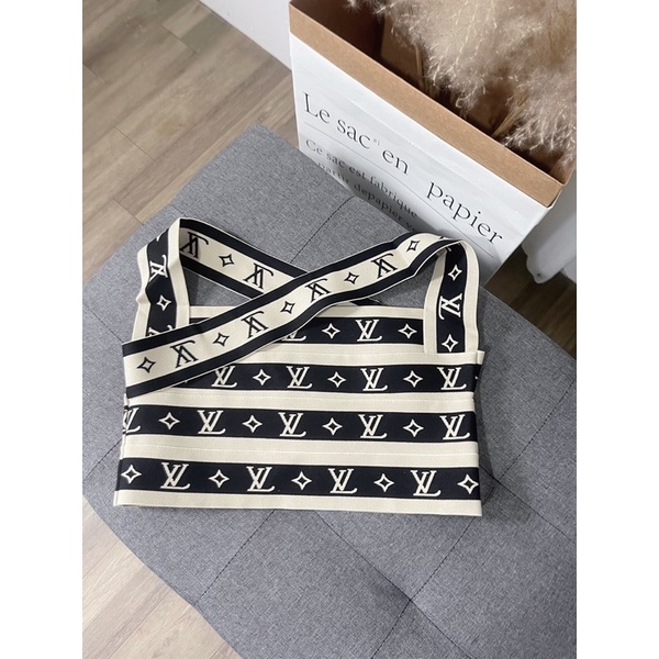 Áo kiểu hoạ tiết độc lạ