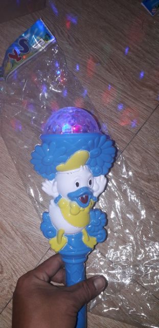 Giáng Sinh _Một cây đèn choi Noel hình chú Vịt bằng nhựa có nhạc và đèn Led quay 7 màu tặng kèm pin