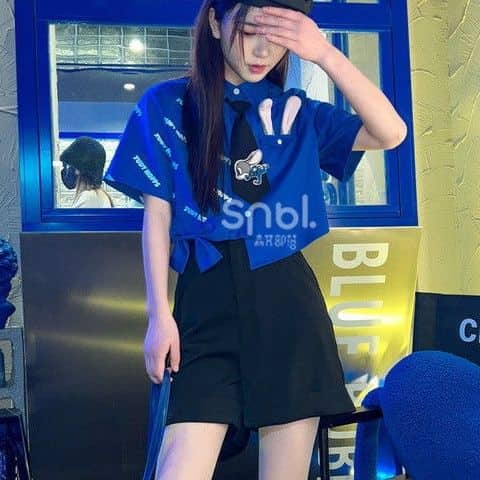 Set áo sơ mi xanh croptop vạt lệch phối nửa màu tai thỏ xinh + chân váy chữ A dài thắt nơ tone xanh