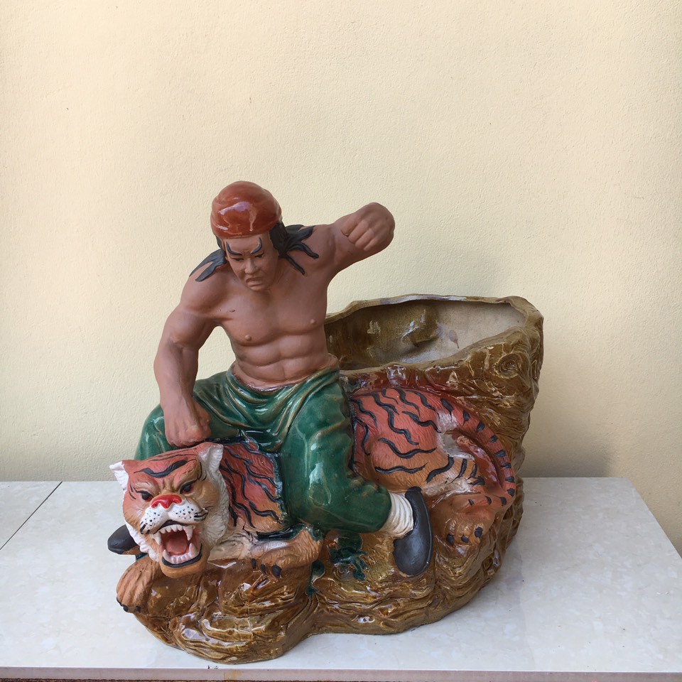 Chậu tượng Võ tòng đánh hổ men màu xanh ngọc gốm Bát tràng 1 size CT-30