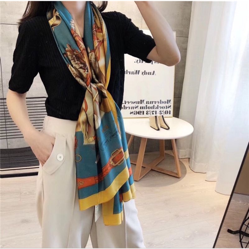 Khăn choàng cổ lụa họa tiết sang chảnh