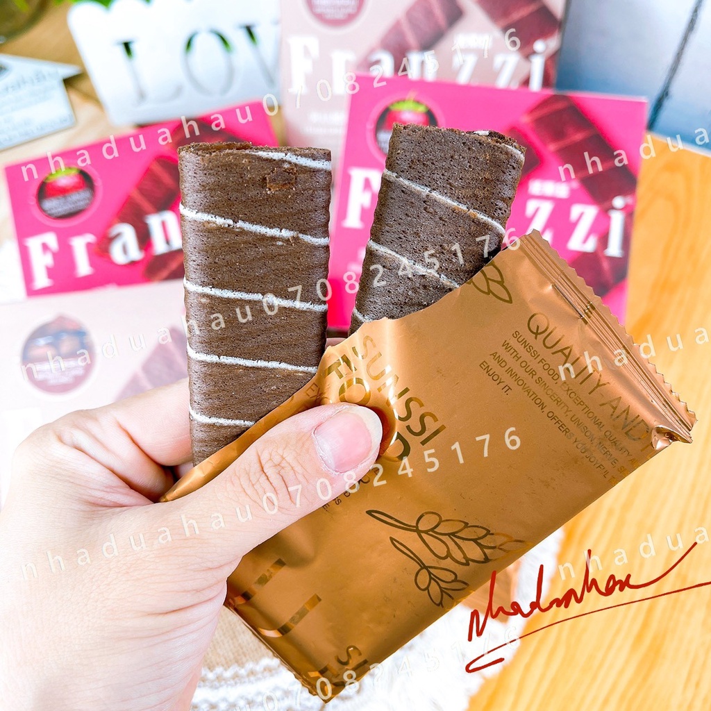 Một hộp bánh cuộn ngàn lớp rispy vị sô cô la/ dâu/ đậu nành/ capuchino Franzzi Hongkong hộp 100gam
