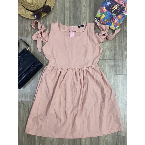 Váy hồng babydoll cột nơ vai