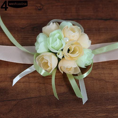 Vòng hoa đeo tay đám cưới cho phù dâu