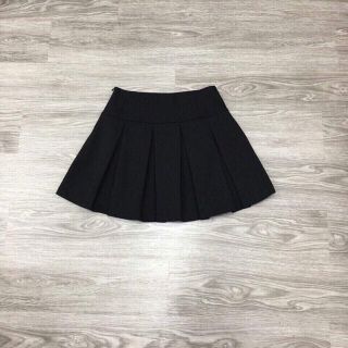 Chân váy đen xếp ly