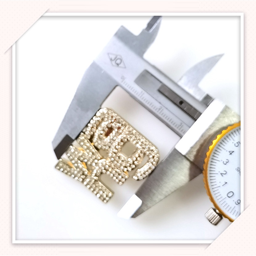 Ouyang Nana Trâm Cài Áo Kim Loại Đính Kim Cương Màu Đỏ Kiểu Đơn Giản