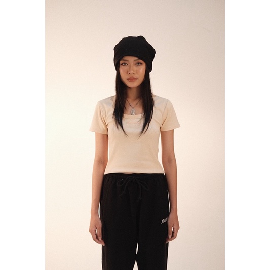 SHORT SLEEVELESS TOP