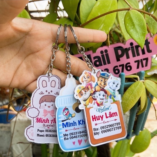 Móc khoá in bảng tên treo balo cho bé đi học