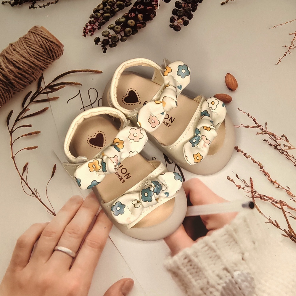 Giày tập đi cho bé gái siêu dể thương mẫu mới 2022 Ankids 563