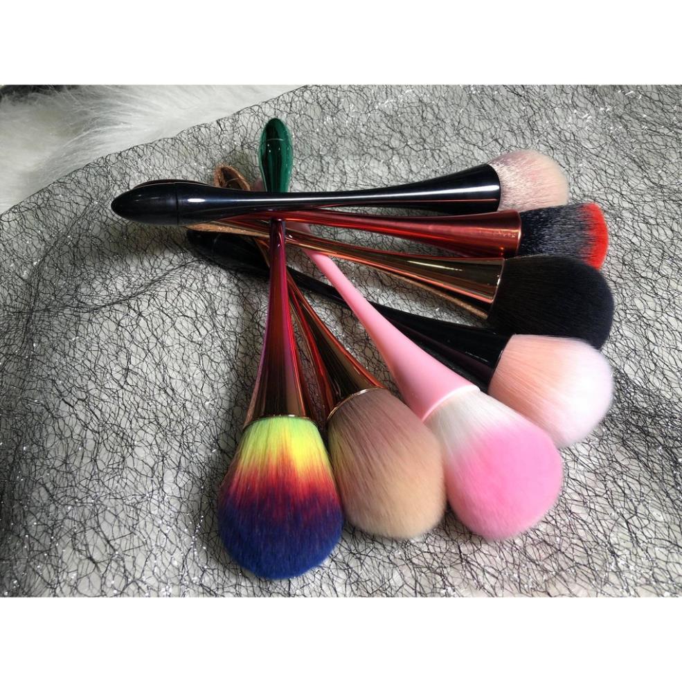 Chổi Phủi Bụi Móng Tay Cán Dài ( Chất Chổi Mềm Mướt Có Thể Sử Dụng Makeup )