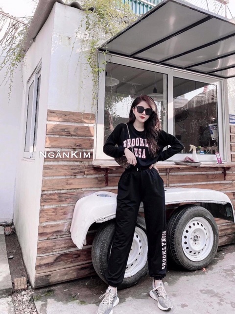 Bộ quần jogger bo gấu dài tay dáng croptop in chữ chất liệu da cá