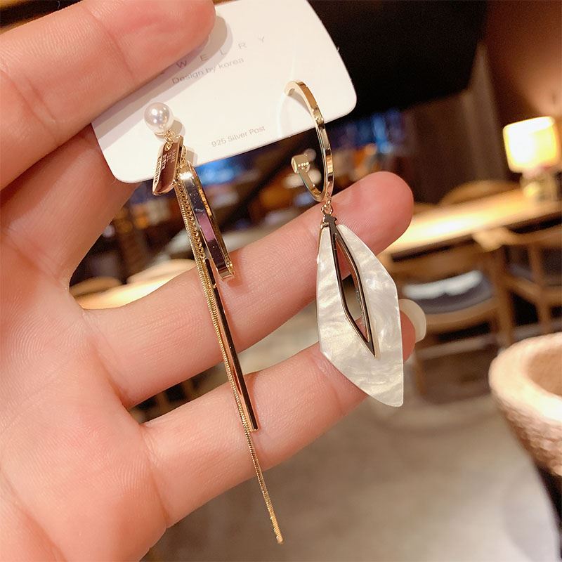 Khuyên tai acrylic hình học dài không đối xứng thời thượng