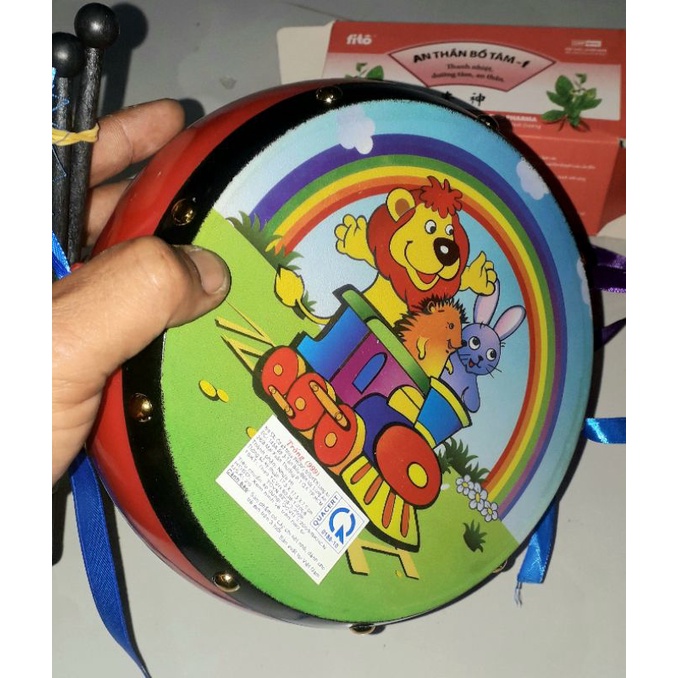 Một chiếc Trống Cơm hoặc trống dẹp bằng nhựa mini cho bé