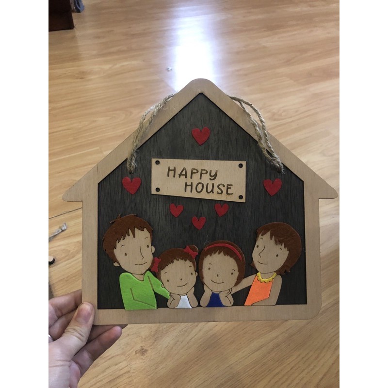 Bảng gỗ 3D gia đình 4 người ba mẹ 2 con gái chữ gia đình hạnh phúc có dây treo