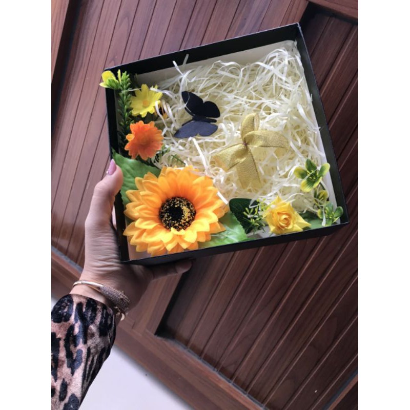 Hộp hoa đựng phấn tặng kèm giấy rơm +hoa +nơ | BigBuy360 - bigbuy360.vn