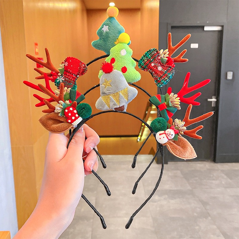 Cài tóc phong cách Giáng sinh dễ thương cho bé gái