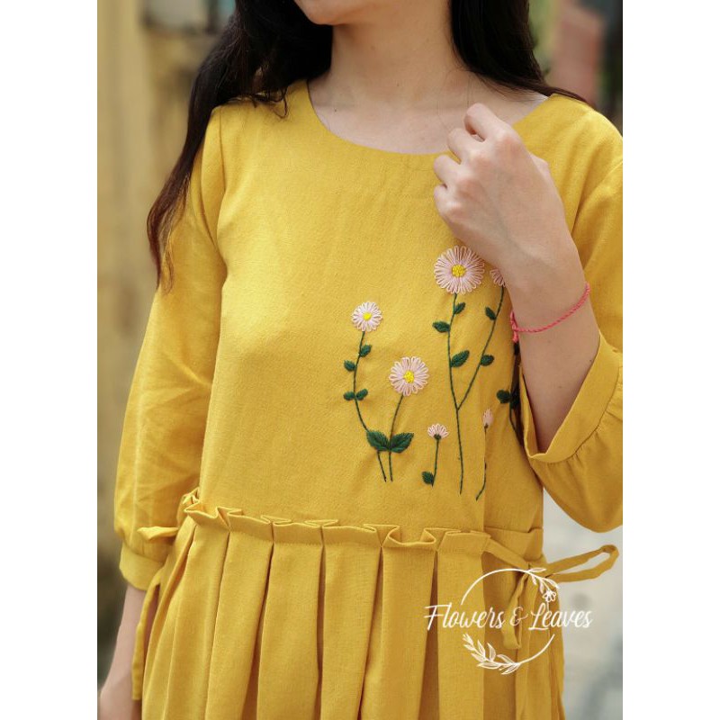 váy linen vàng mustard ly xếp thêu cúc họa mi