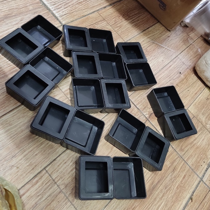 Chén 2 ngăn đựng thức ăn, canxi ,nước uống cho bò sát màu đen