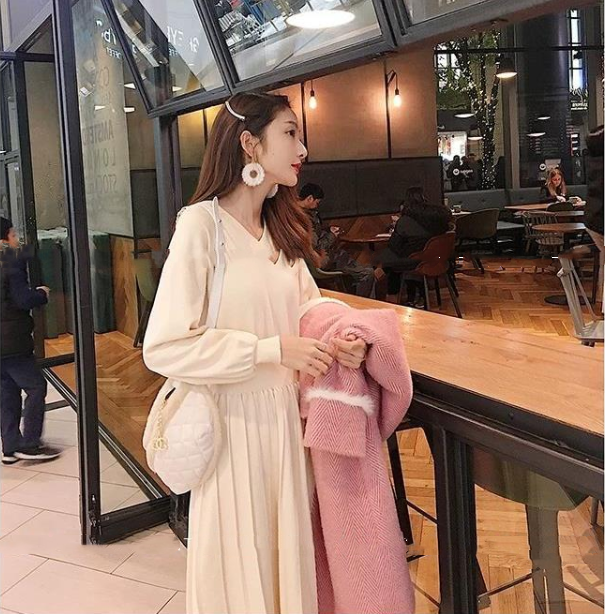 Long sleeve dress women's knitting dress new style in autumn and winter, waist style is slim, with over knee warm sweater and long skirt