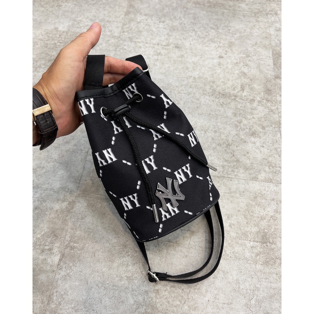 Túi đeo chéo nữ MLB NY Monogram mini bucket bag hàng DƯ FULL TEM TAG