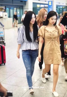 Váy trễ vai dây rút Blackpink