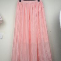 Chân váy midi dập ly dáng dài.