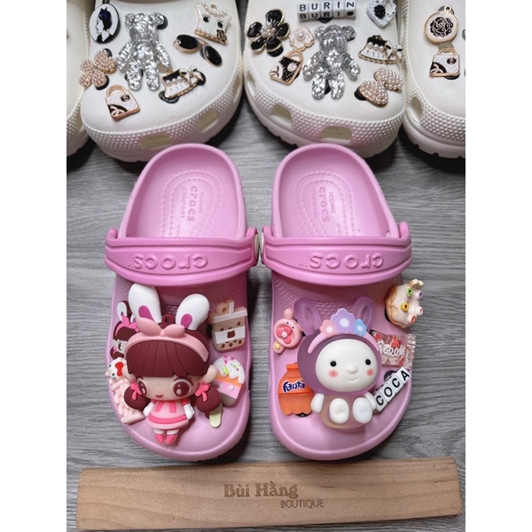 Dép crocs xuất xịn fullcharm TÊN!Khách mua ghi chú  TRAI hay GÁI để shop mix