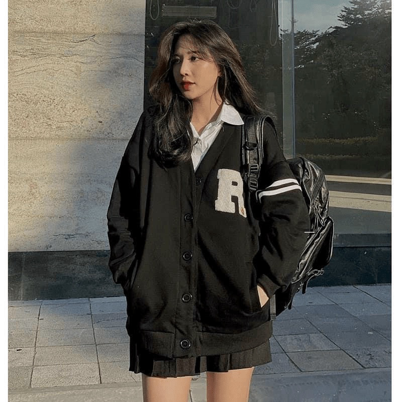 Áo Khoác Cadigan Nữ Nút Cài Phối Logo R Đáng IU Form Rộng Che Nắng Chắn Gió Mặc Thích Hợp 4 Mùa [NEW UNISEX]